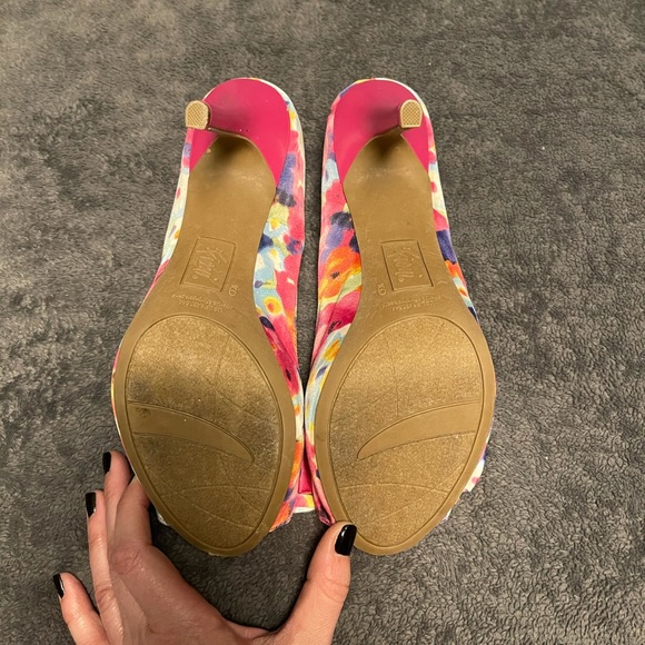 Shoes - Picture 4 of 4